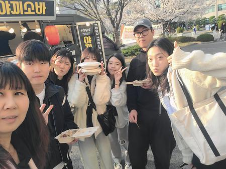 2025새내기들과 곽강희교수님의 차없는거리 축제 참여🌺🌸